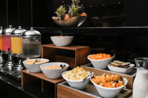 Un buffet con tazones de comida en una mesa. en Wyndham Costa del Sol Pucallpa, en Pucallpa