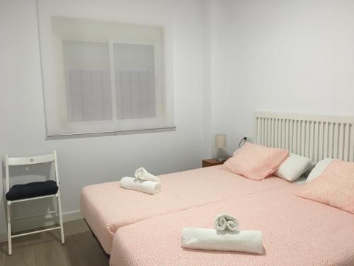 ein Schlafzimmer mit 2 Betten und Handtüchern darauf in der Unterkunft Alameda apodaca in Cádiz