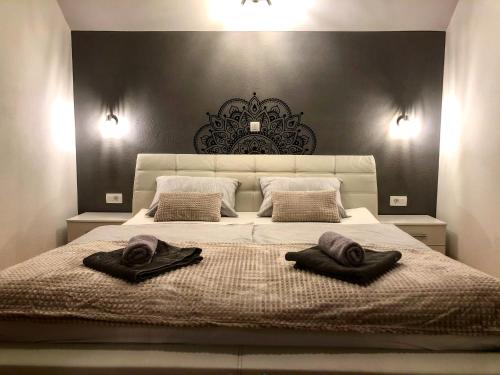 1 dormitorio con 1 cama con 2 toallas en Apartment Landscape - new modern apartment near Bled, en Zgornje Gorje