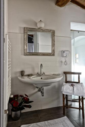 a bathroom with a sink and a mirror on the wall at B&B CANNETO in Monteverdi Marittimo