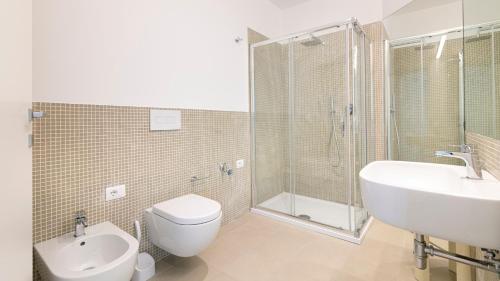 Bilik mandi di Rivazzurra Homes - B
