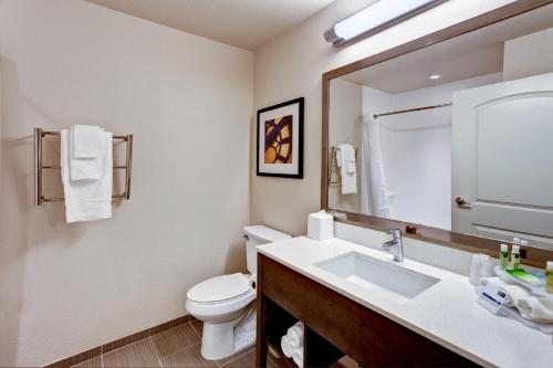 Kamar mandi di Holiday Inn Express & Suites Manhattan, an IHG Hotel