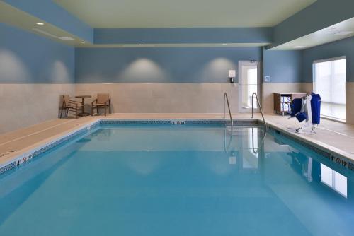una piscina in una camera d'albergo con pareti blu di Holiday Inn Express & Suites - Marshalltown, an IHG Hotel a Marshalltown