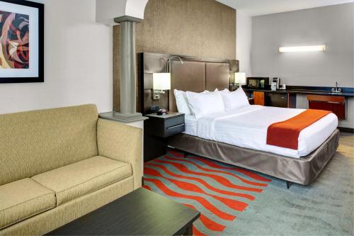 Rúm í herbergi á Holiday Inn Express Hotel & Suites Pittsburgh-South Side, an IHG Hotel
