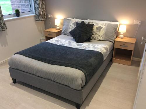 Una cama o camas en una habitación de Spacious ground floor studio flat - easy access to Stansted Airport, London and Cambridge