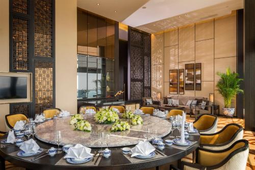 ห้องอาหารหรือที่รับประทานอาหารของ HUALUXE Hotels & Resorts Nanchang High-Tech Zone, an IHG Hotel