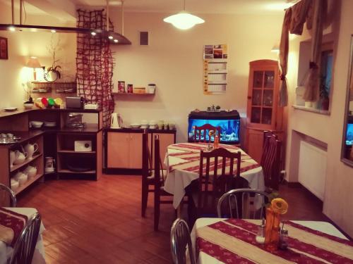 jadalnia ze stołem i kuchnią w obiekcie Willa Karis w Warszawie