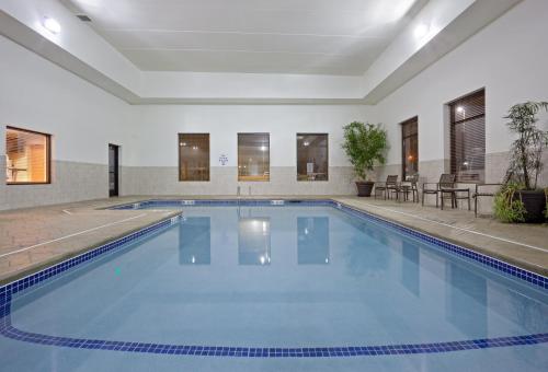 Der Swimmingpool an oder in der Nähe von Holiday Inn Express & Suites Malone, an IHG Hotel