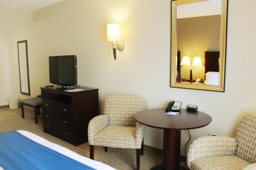 TV a/nebo společenská místnost v ubytování Holiday Inn Express & Suites Malone by IHG