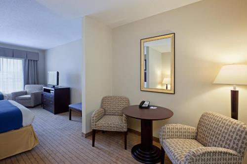 Ein Sitzbereich in der Unterkunft Holiday Inn Express & Suites Malone, an IHG Hotel