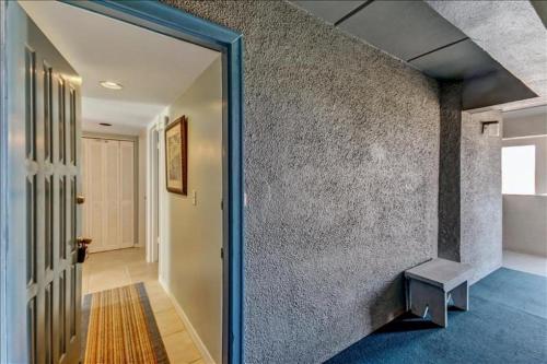Un pasillo con una puerta que conduce a una habitación. en Oceans Of Amelia, en Fernandina Beach