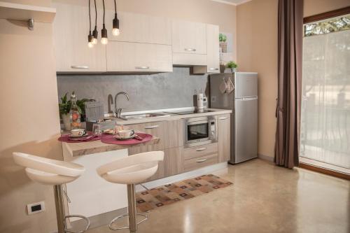 La cuisine est équipée d'un évier et d'un réfrigérateur. dans l'établissement Vanda Luxury House near Gardaland and Garda Lake, à Castelnuovo del Garda