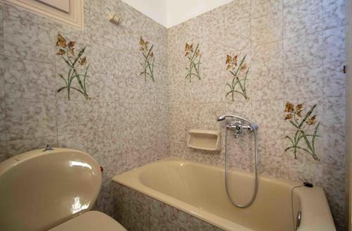 La salle de bains est pourvue d'une baignoire, de toilettes et d'un lavabo. dans l'établissement manousi 2 - First floor, à Mystras