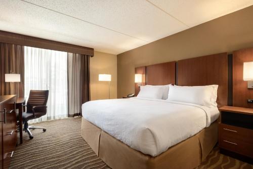 Letto o letti in una camera di Holiday Inn Hotel & Suites Des Moines-Northwest by IHG