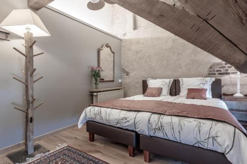 מיטה או מיטות בחדר ב-Auberge l'Entrecôte