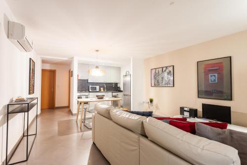 un soggiorno con divano e una cucina di FLH Liberdade Terrace Apartment a Lisbona