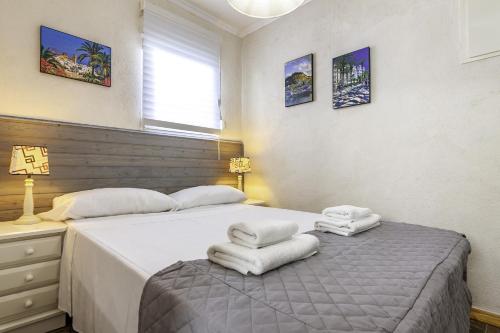 ein Schlafzimmer mit einem Bett mit Handtüchern darauf in der Unterkunft Villas Guzman - Gisela in Calpe