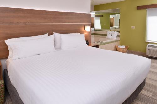 เตียงในห้องที่ Holiday Inn Express Mineral Wells, an IHG Hotel