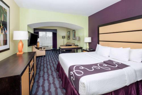 um quarto de hotel com uma cama grande e uma televisão em La Quinta by Wyndham Hinesville - Fort Stewart em Hinesville