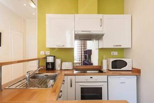 A kitchen or kitchenette at Barla 3 - a spacious one bedroom apartment near Place Garibaldi
