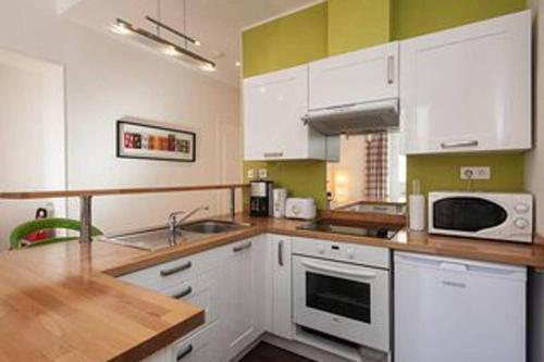 A kitchen or kitchenette at Barla 3 - a spacious one bedroom apartment near Place Garibaldi