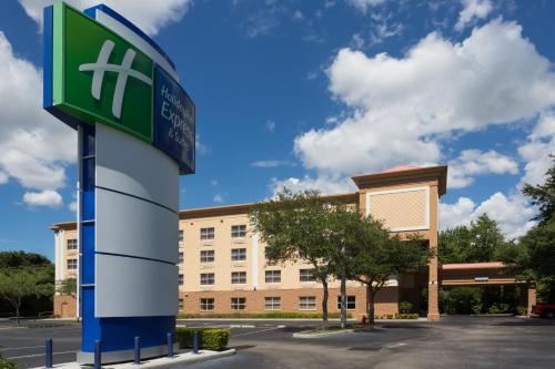 a sign in front of a building at Holiday Inn Express & Suites Plant City by IHG in Plant City