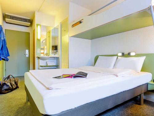 Ein Bett oder Betten in einem Zimmer der Unterkunft Ibis budget Hamburg Quickborn
