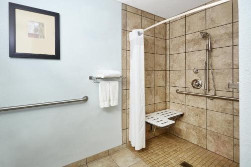 A bathroom at Holiday Inn Express Pekin - Peoria Area, an IHG Hotel