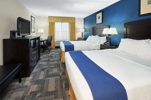 En eller flere senge i et værelse på Holiday Inn Express Pekin - Peoria Area, an IHG Hotel