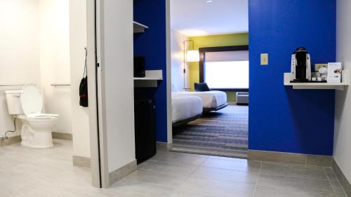Foto da galeria de Holiday Inn Express & Suites Kingston-Ulster, an IHG Hotel em Lake Katrine