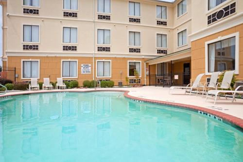 ein großer Pool vor einem Hotel in der Unterkunft Holiday Inn Express Hotel & Suites Mount Pleasant, an IHG Hotel in Mount Pleasant