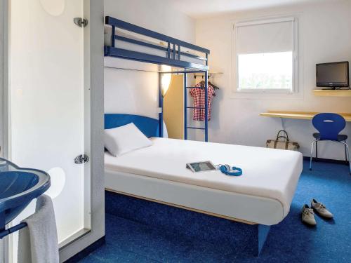 1 dormitorio con litera y lavamanos en Ibis budget Hannover Hbf en Hannover