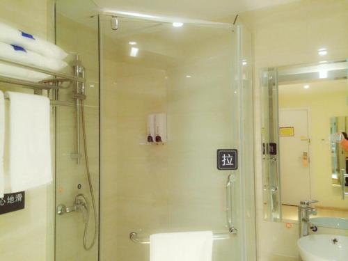 een badkamer met een douche, een toilet en een wastafel bij 7Days Inn Hangzhou Xiaoshan People`s Square Metro Station in Hangzhou
