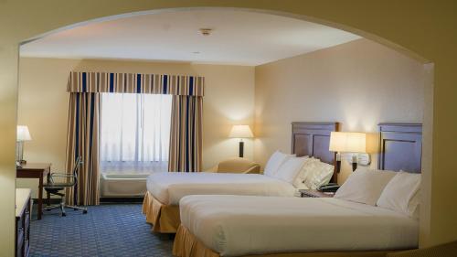 En eller flere senger på et rom på Holiday Inn Express Hotel & Suites Pampa, an IHG Hotel