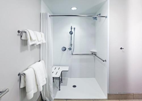 Ένα μπάνιο στο Holiday Inn Express and Suites Chanute by IHG