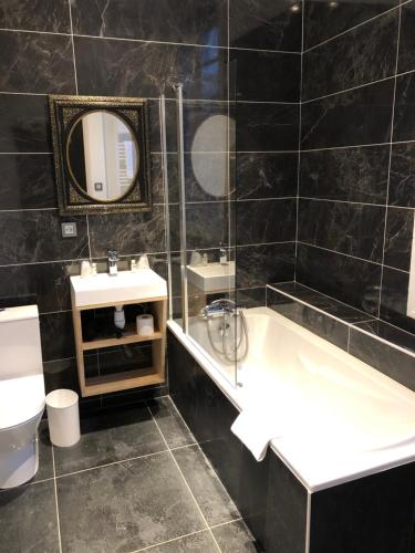 A bathroom at Hotel Du Cygne Tours