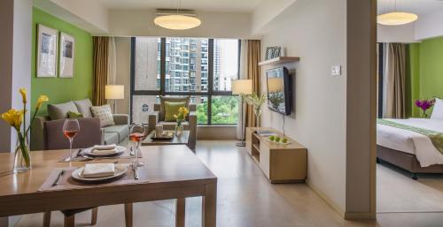 Postel nebo postele na pokoji v ubytování Citadines Zhuankou Wuhan