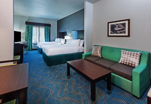 um quarto de hotel com uma cama e um sofá em Holiday Inn Express and Suites Killeen-Fort Hood Area, an IHG Hotel em Killeen