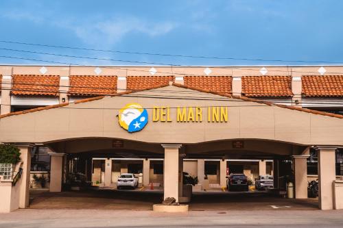 a building with a sign that reads wet war inn at Del Mar Inn Rosarito in Rosarito