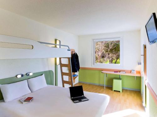 Bunk bed o mga bunk bed sa kuwarto sa Ibis Budget Madrid Alcalá de Henares La Dehesa