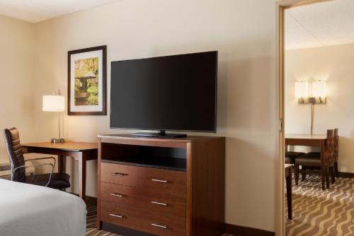 TV o dispositivi per l'intrattenimento presso Holiday Inn Hotel & Suites Des Moines-Northwest by IHG