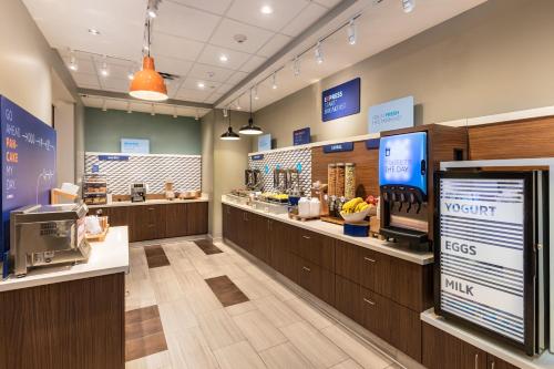 a grocery store with a cash register and a food counter at Holiday Inn Express & Suites - Moreno Valley - Riverside by IHG in Moreno Valley