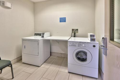 a laundry room with a washing machine and a counter at Holiday Inn Express & Suites Portales by IHG in Portales