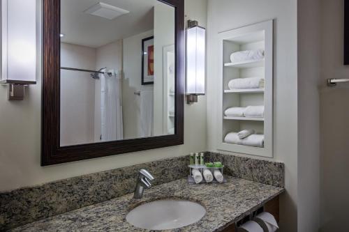 Kupatilo u objektu Holiday Inn Express & Suites Kailua-Kona, an IHG Hotel