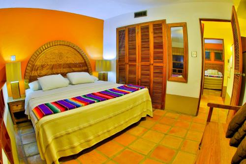 Säng eller sängar i ett rum på Villas El Rancho Green Resort