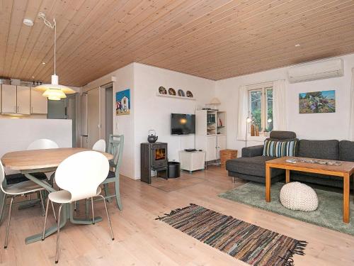 Ålbækにある8 person holiday home in lb kのリビングルーム(テーブル、ソファ付)