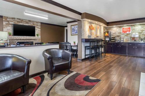 un bar in una stanza d'albergo con sedie in pelle di Econo Lodge Rock Hill Northeast a Rock Hill