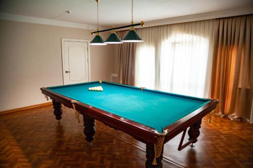 Ridon Lux Hotel في طشقند: طاولة بلياردو في غرفة المعيشة مع