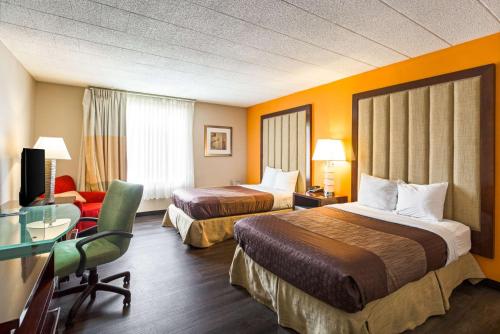 מיטה או מיטות בחדר ב-Fairmount Inn & Suites - Stroudsburg, Poconos