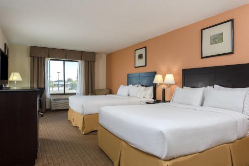 a hotel room with two beds and a window at Holiday Inn Express and Suites Lafayette East by IHG in Lafayette